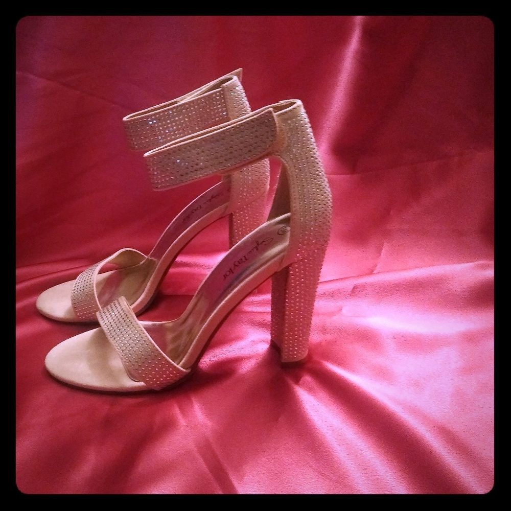 Sz 8 Womans high heel sandal